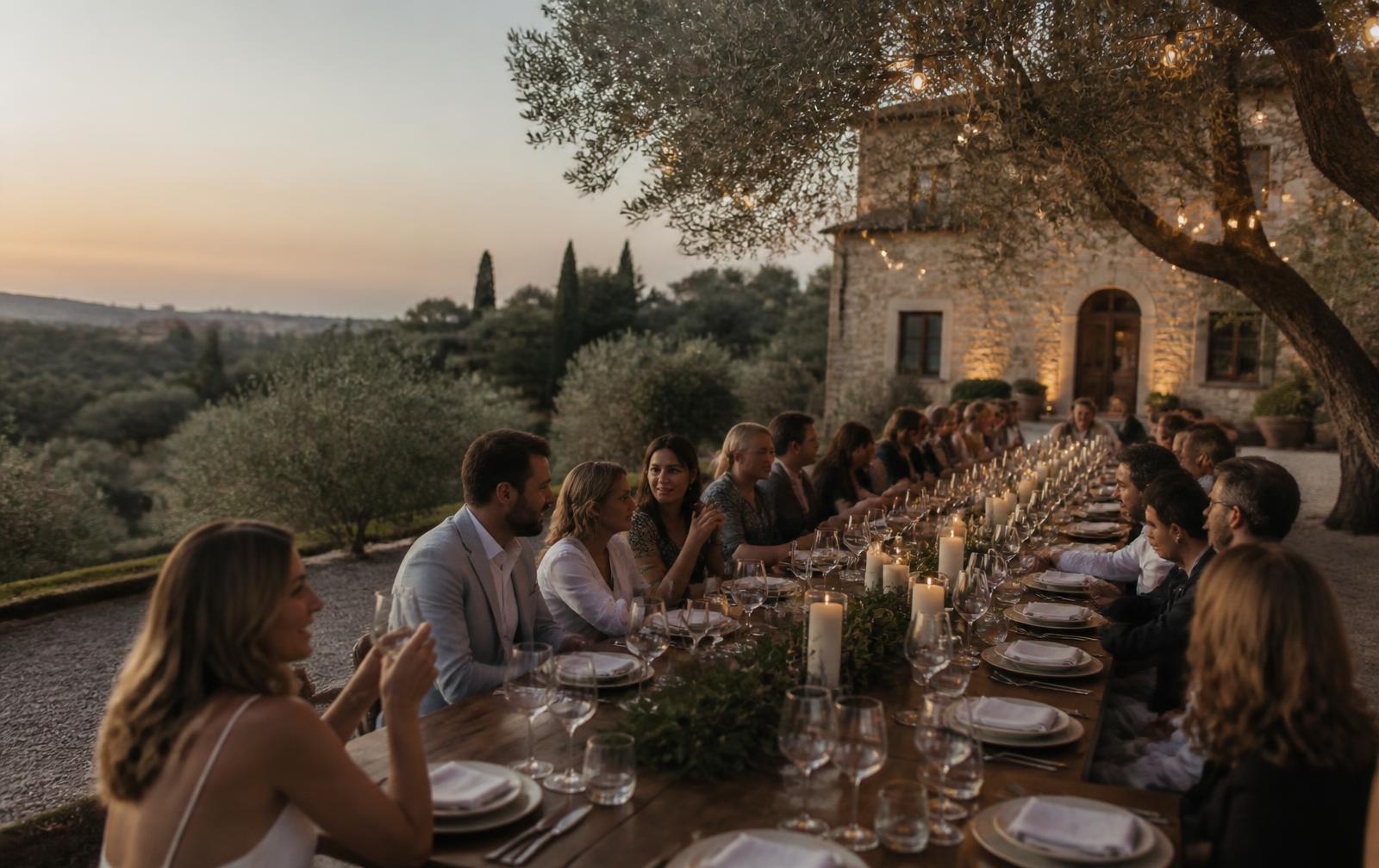 Cena aziendale all'aperto in una villa nella campagna vicino Roma al tramonto